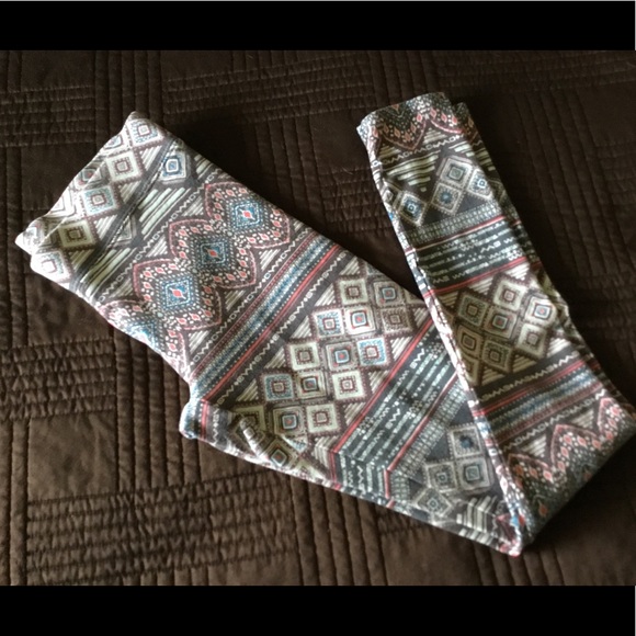 American Eagle Outfitters Pants - AEO leggings with an exotic pattern in great shape American Eagle Outfitters Pants - AEO leggings with an exotic pattern in great shape
